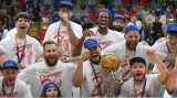 Radost basketbalistů Nymburka ze zisku 21. titulu