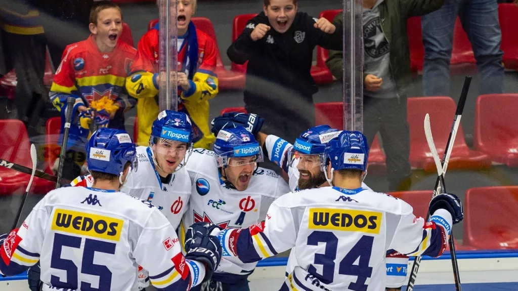 Lukáš Pech oslavuje se spoluhráči z Motoru gól