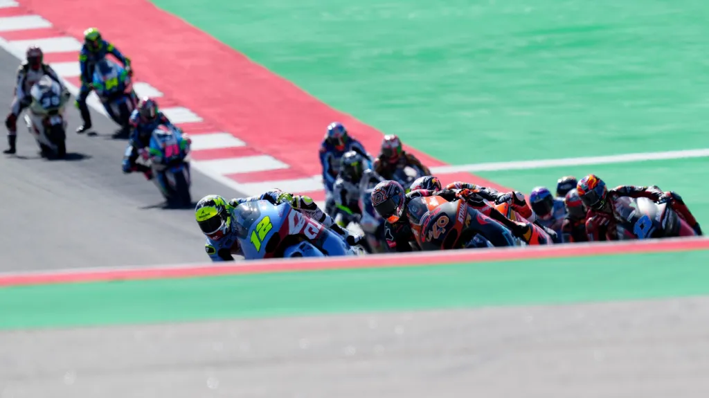 Filip Salač na čele závodu v Portimau