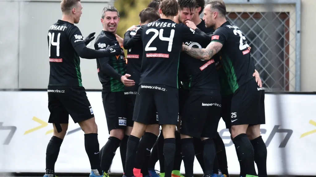 Fotbalisté Příbrami se radují z gólu v síti Jablonce