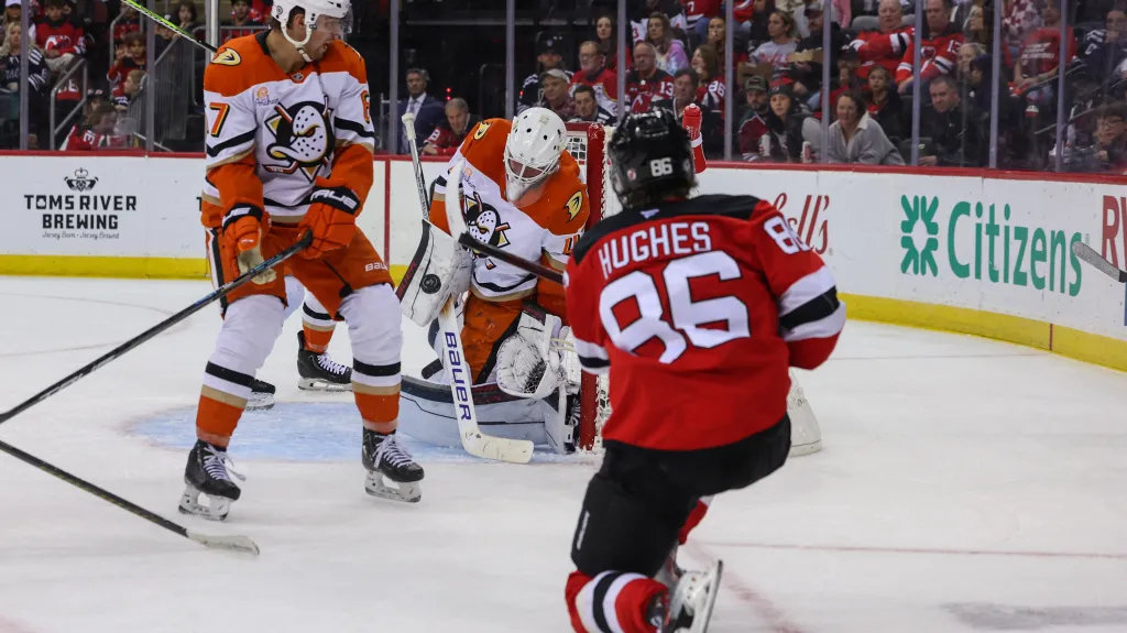 Zákrok Jamese Reimera proti střele Jacka Hughese