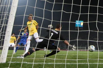 Neymar střílí gól