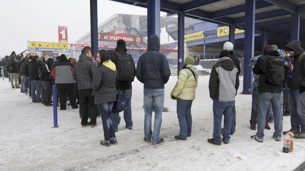 Fronta před zákaznickým centrem Sparty