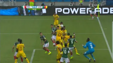 Druhý neuznaný gól v utkání Mexiko - Kamerun: Dos Santos (29. min.)