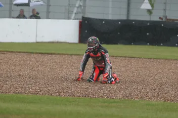 Scott Redding při nehodě na britském okruhu Donington Park