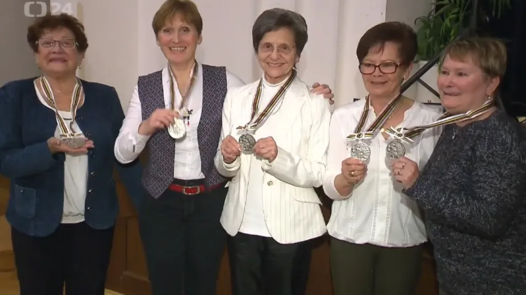 Stříbrné gymnastky z OH v Tokiu dostaly medaile