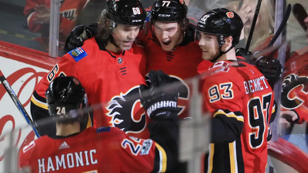 Jaromír Jágr (vlevo) se raduje se spoluhráči z Calgary z gólu
