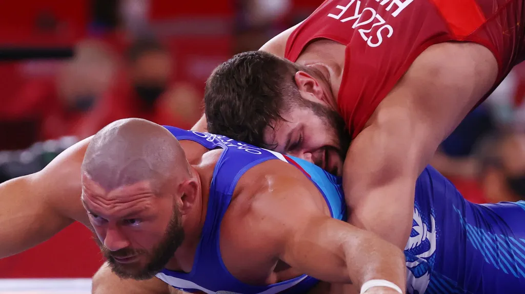 Artur Omarov (v modrém)