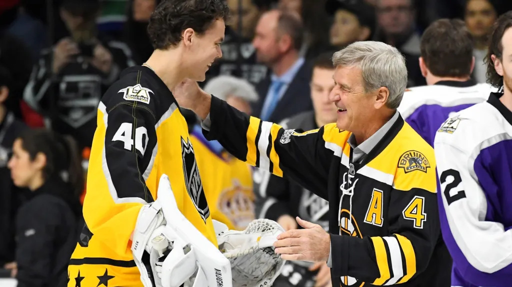 Bobby Orr (vpravo) v rozhovoru s brankářem Tuukkou Raskem