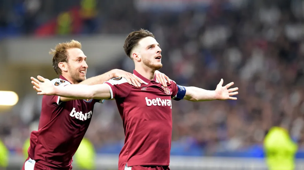 Kapitán West Hamu Declan Rice slaví gól