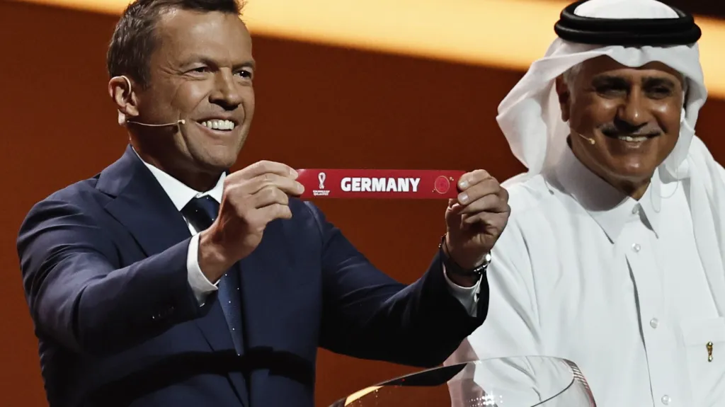 Legendární Lothar Matthäus během losu MS v Kataru