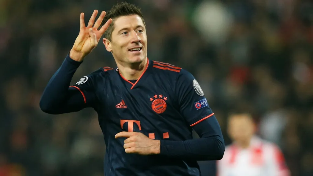 Robert Lewandowski z Bayernu slaví 4. gól v utkání s Crvenou zvezdou Bělehrad