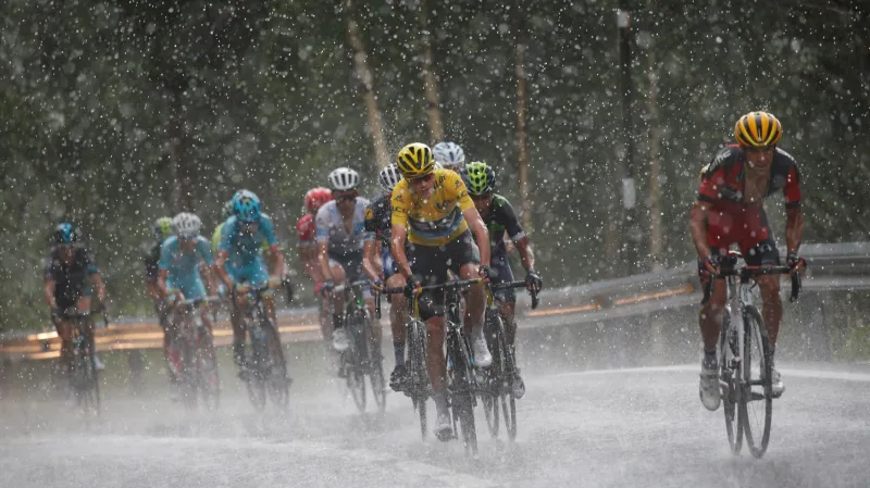 Skupina favoritů se žlutým Chrisem Froomem během 9. etapy Tour de France