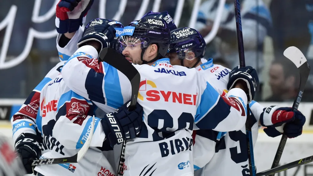Hokejisté Liberce se radují z gólu v utkání s Mladou Boleslaví