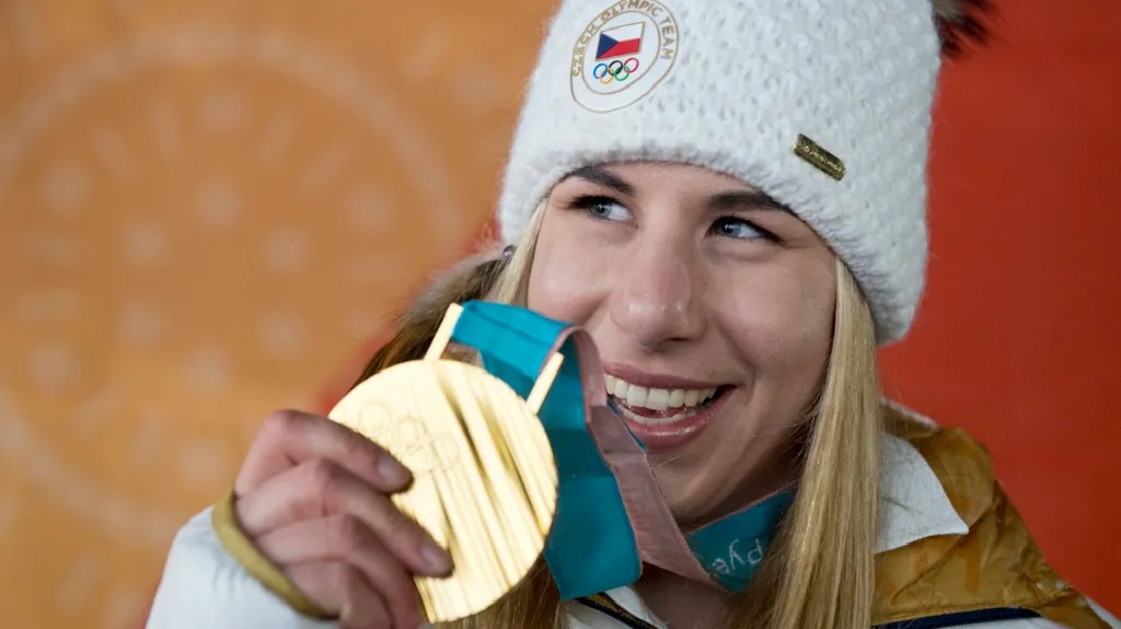 Ester Ledecká se zlatou olympijskou medailí za super-G