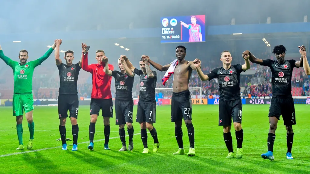 Fotbalisté Slavie se radují z vítězství v Plzni