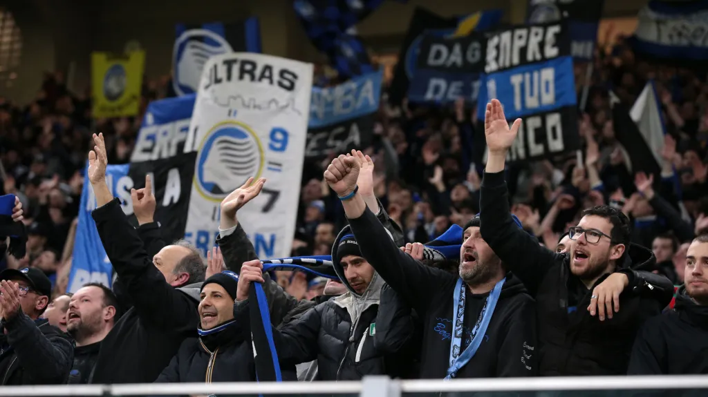 Fanoušci na San Siru sledují v objetí zápas Atalanty s Valencií