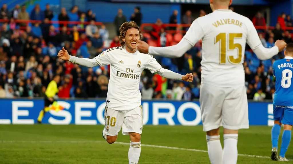 Luka Modrič a Federico Valverde oslavují gól Realu Madrid