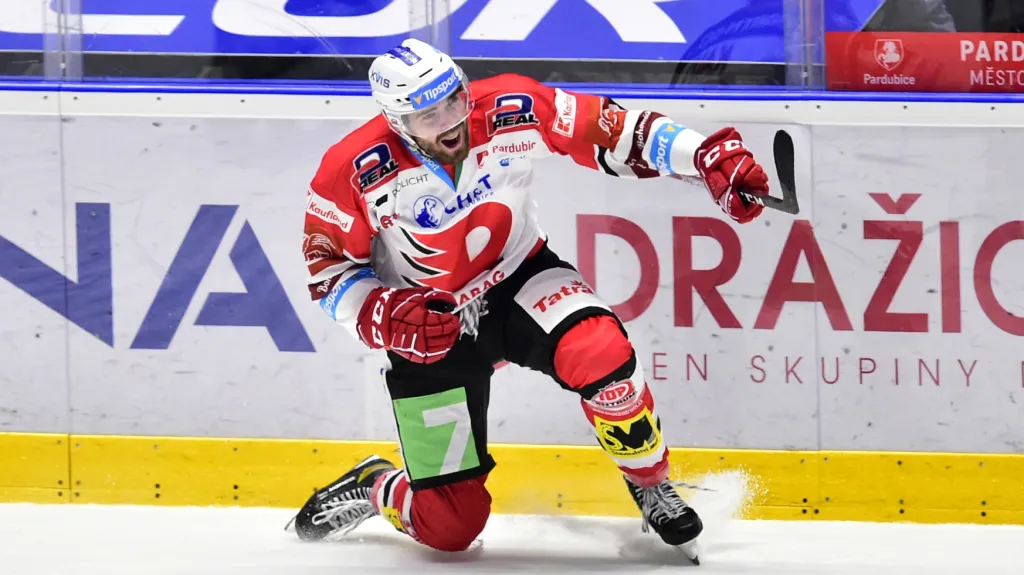 Martin Kaut z Pardubic se raduje z vítězného gólu proti Plzni