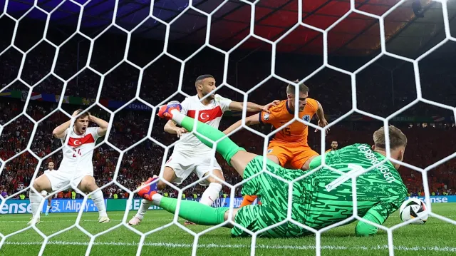 Moment utkání Nizozemsko – Turecko: Verbruggenův reflex zabránil vyrovnání (90.+2 min.)