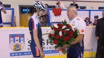 Martina Sáblíková přijíma gratulace od Petra Nováka