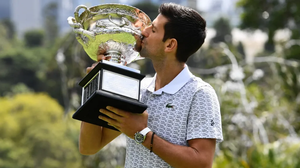 Novak Djokovič s trofejí pro vítěze Australian Open