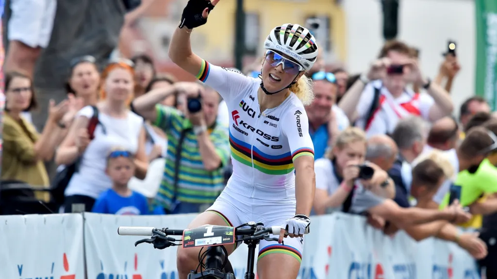 Slavící Jolanda Neffová