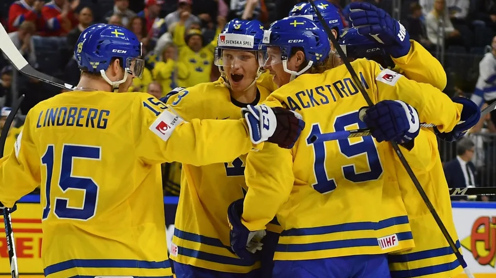 Hokejisté Švédska se radují ze vstřelené branky do sítě Finska