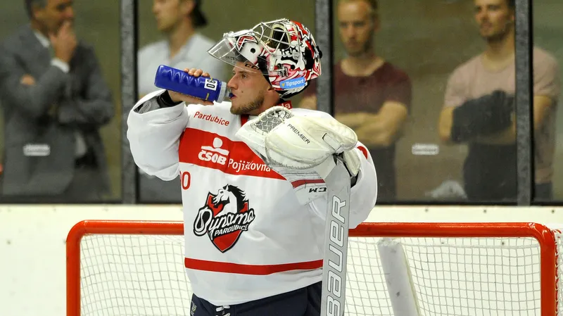 Brankář Ondřej Kacetl v dresu Pardubic