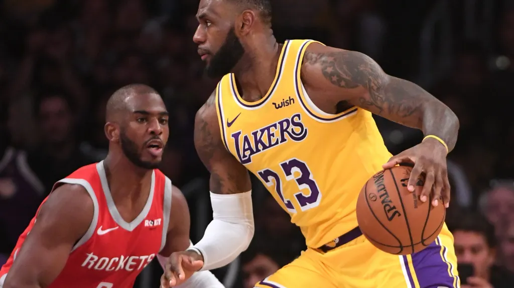LeBron James v dresu LA Lakers