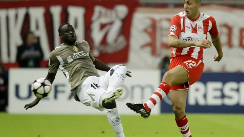 Kostas Mitroglou (vpravo) v dresu Olympiakosu Pireus