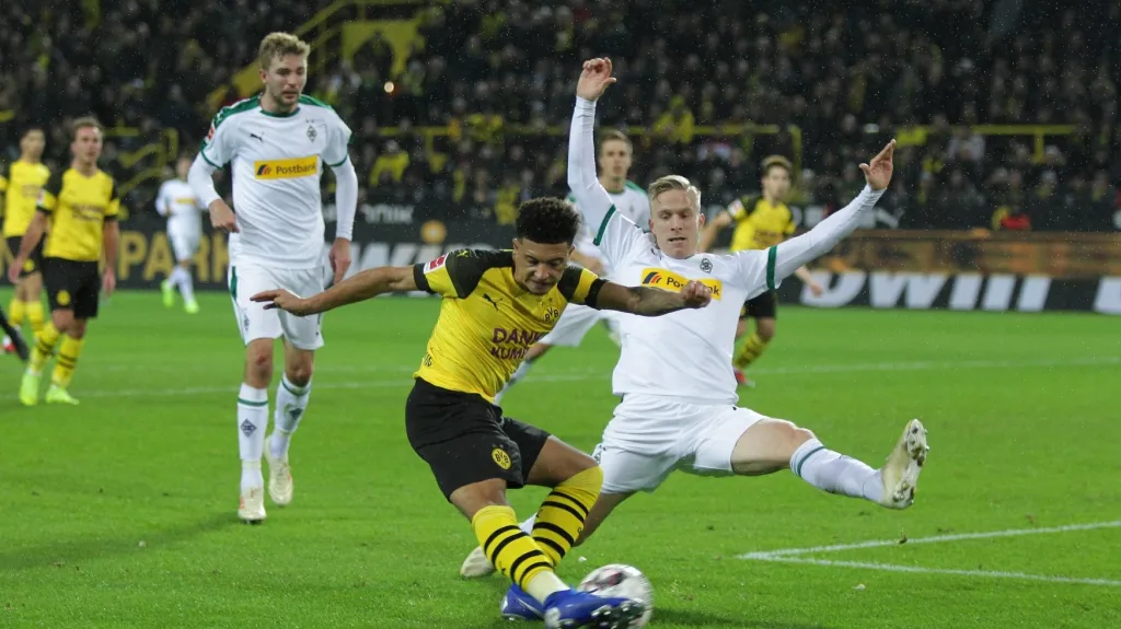 Souboj střelců: Záložník Kramer nedokázal zblokovat střelu dortmundského mladíčka Sancha. Vzápětí se však sám prosadil.