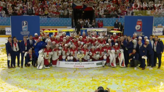 Předání medailí s hymnou a oslavami s pohárem