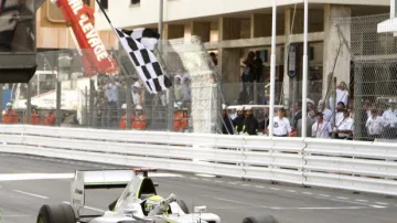 Jenson Button projíždí cílem velké ceny Monaca