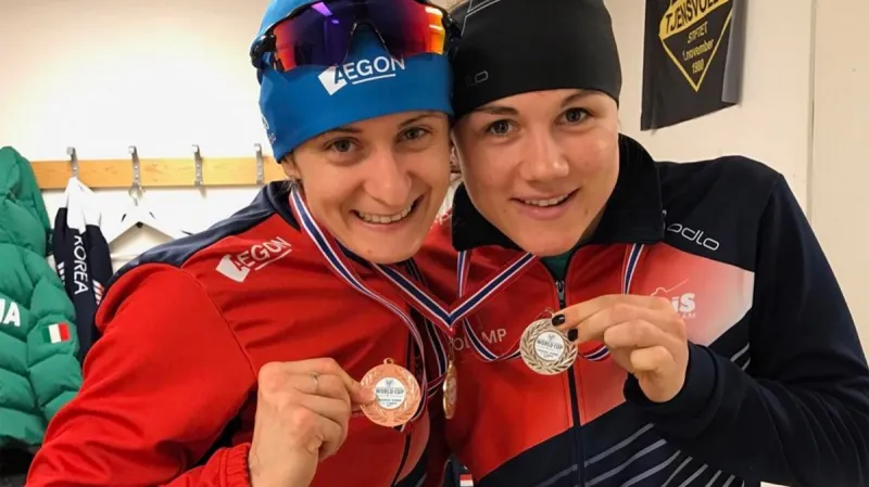 Martina Sáblíková s Karolínou Erbanou pózují se svými medailemi