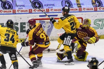 David Kaše z Litvínova překonává brankáře Jihlavy Adama Berana