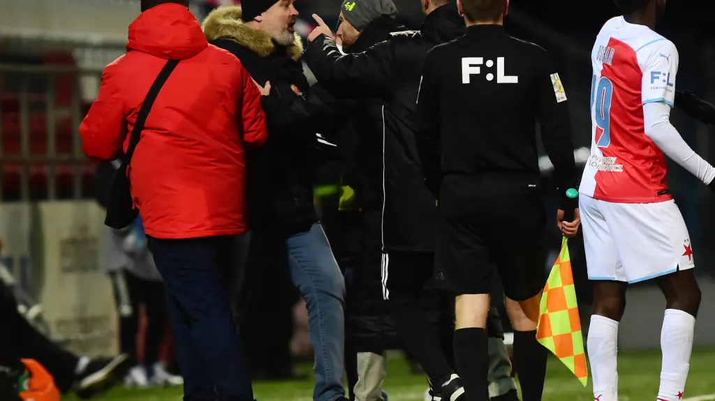 Sportovního manažera Olomouce Ladislava Mináře odvádějí po žluté kartě ze střídačky