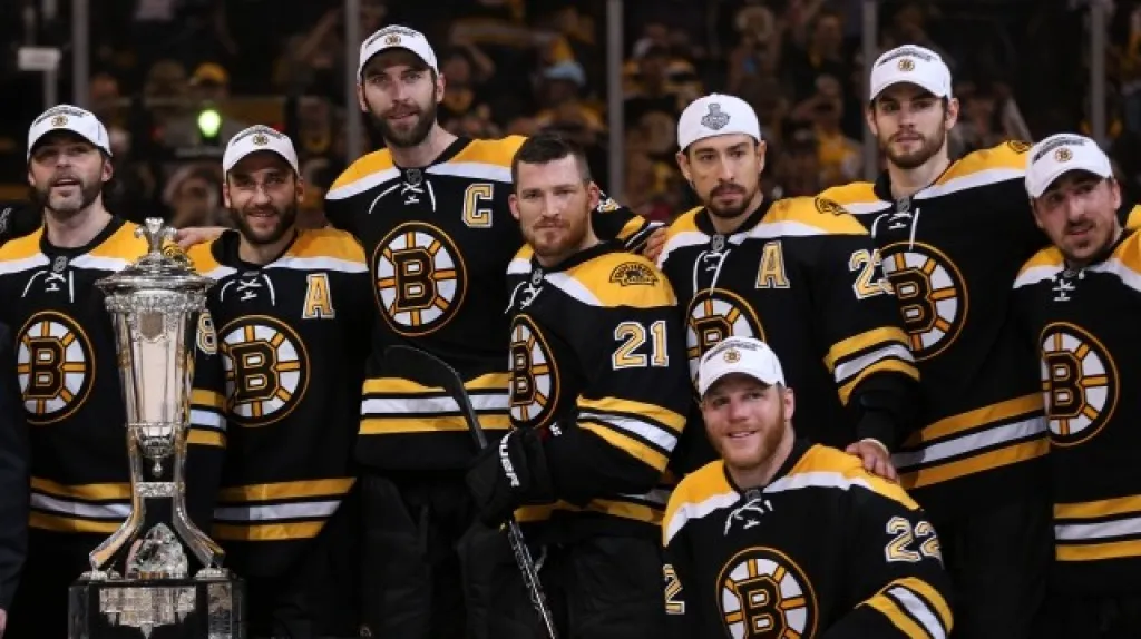 Hokejisté Bostonu s trofejí pro vítěze Východní konference