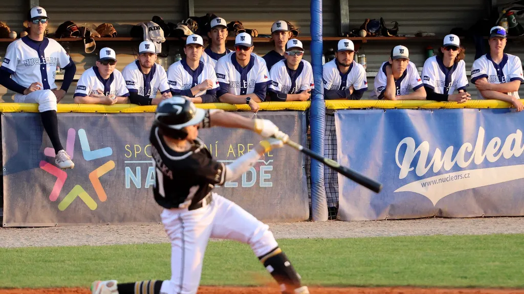 Střídačka Nuclears Třebíč sleduje odpal Draků Brno