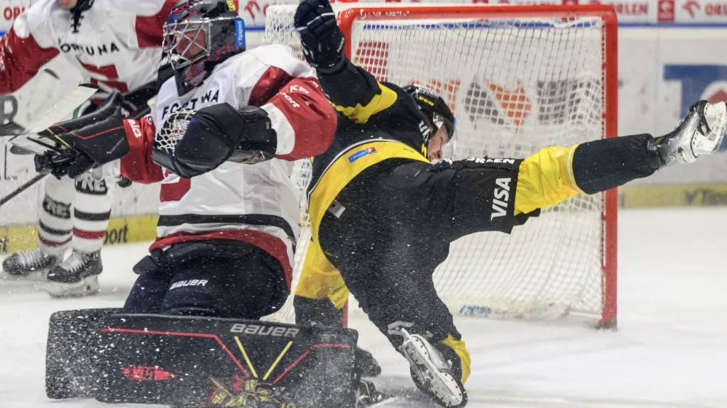 Josef Kořenář ve střetu s litvínovským hráčem