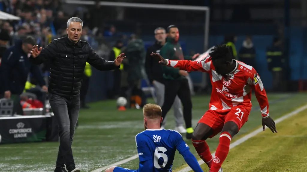 Trenér Olomouce Tomáš Janotka sleduje utkání s Mohučí