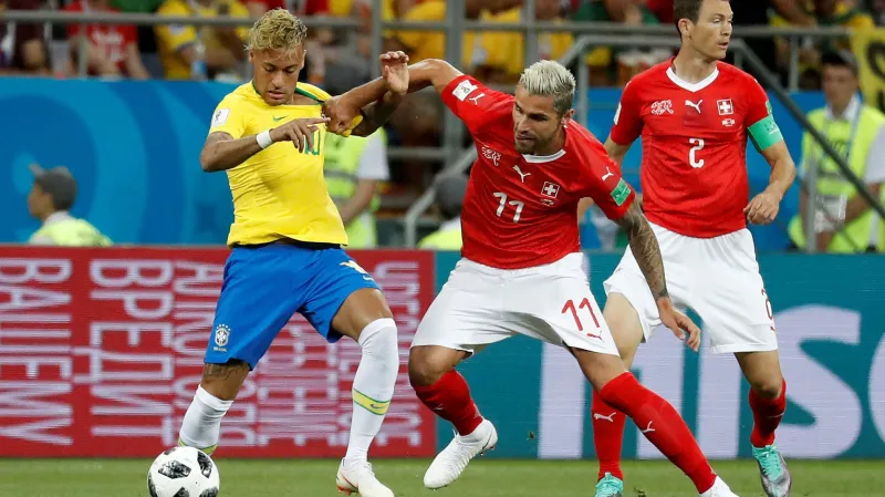 Brazilec Neymar (vlevo) si pokrývá míč před Valonem Behramim ze Švýcarska