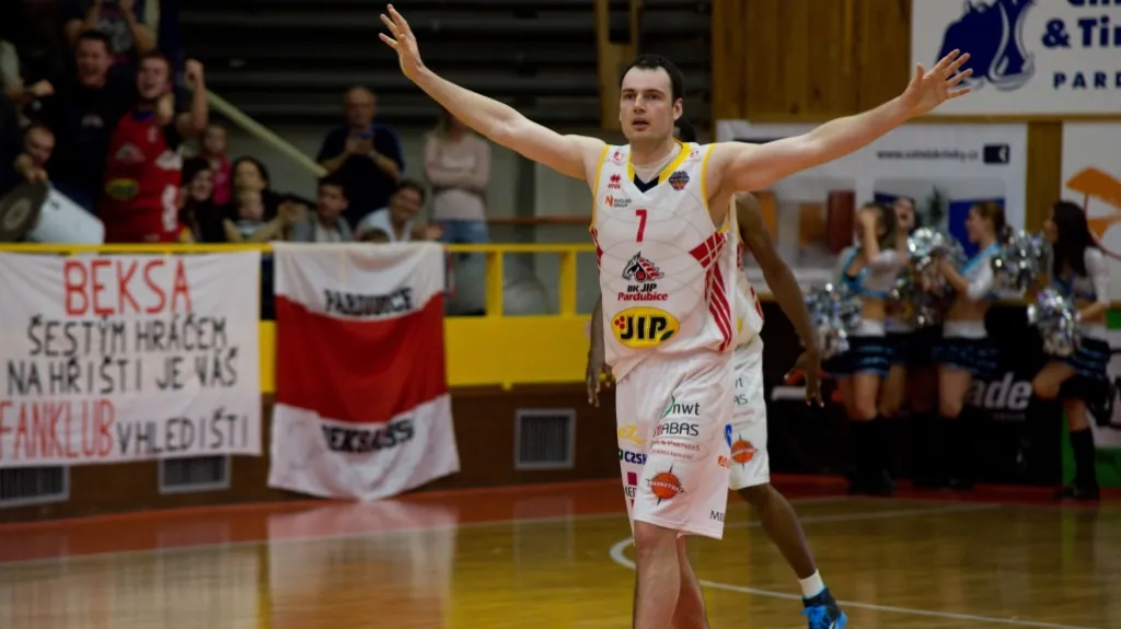 Petr Bohačík slaví koš Pardubic