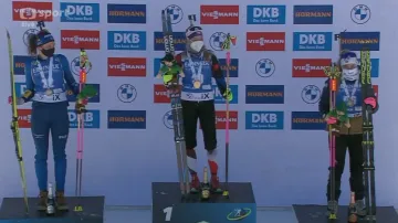 Medailový ceremoniál po zlatém vytrvalostním závodu Markéty Davidové