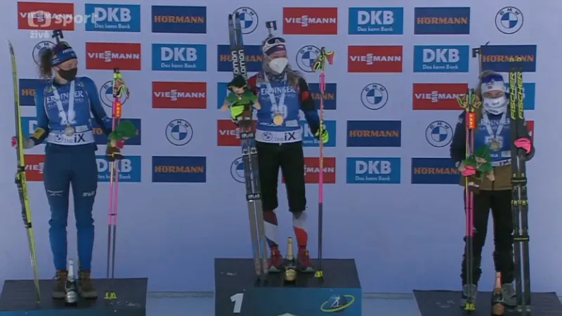 Medailový ceremoniál po zlatém vytrvalostním závodu Markéty Davidové