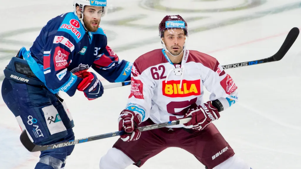 Michal Řepík ze Sparty (vpravo) v utkání proti Chomutovu