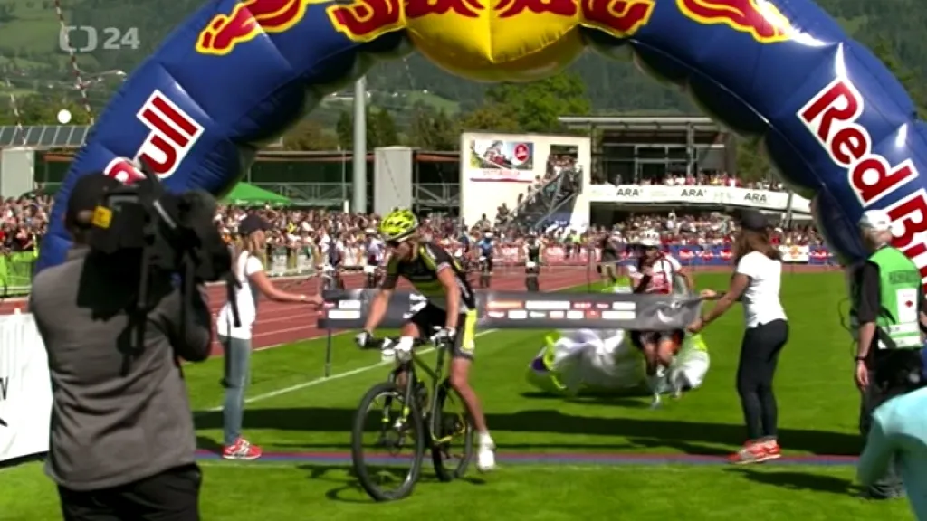 Hynek slaví vítězství na Dolomitenmannu