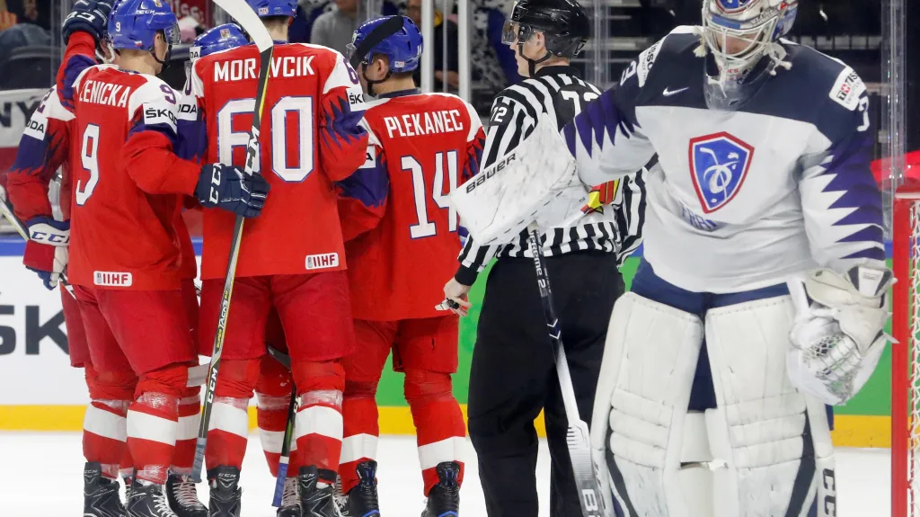Čeští hokejisté se radují z gólu v síti Francie