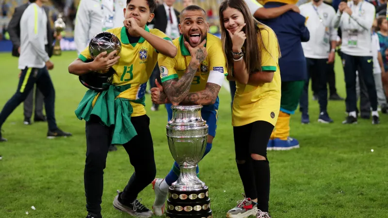 Takto slavil Dani Alves před dvěma lety triumf na Copa América i trofej za nejužitečnějšího hráče turnaje
