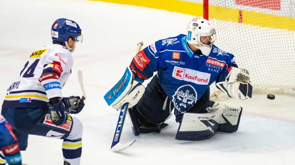 Kladenský brankář Adam Brízgala inkasuje branku od Českých Budějovic